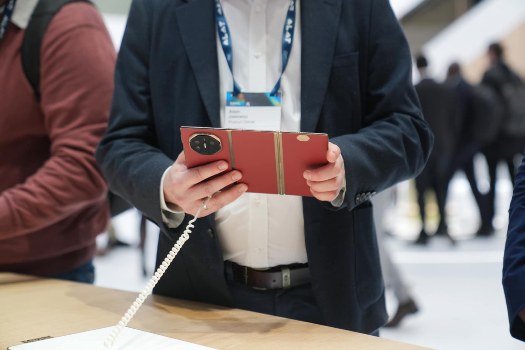 華為攜全球首款商用三折疊手機與多款新品於 MWC 2025 驚豔亮相 - 電腦王阿達