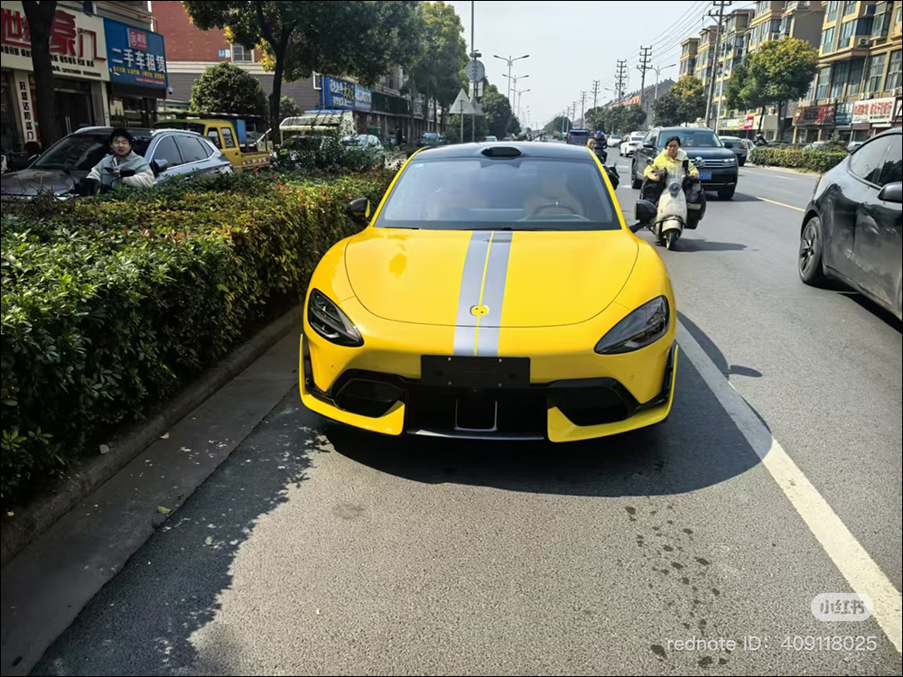 小米首批 Xiaomi SU7 Ultra 的「24K 金碳纖維車標」，交車不到半個月已被撬掉 - 電腦王阿達