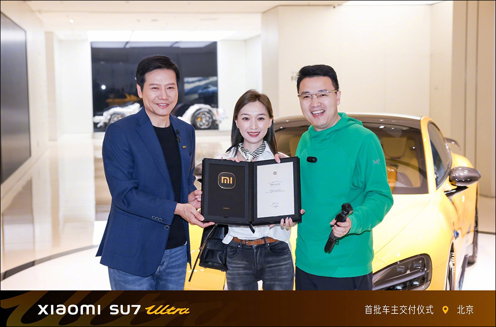 小米首批 Xiaomi SU7 Ultra 的「24K 金碳纖維車標」，交車不到半個月已被撬掉 - 電腦王阿達