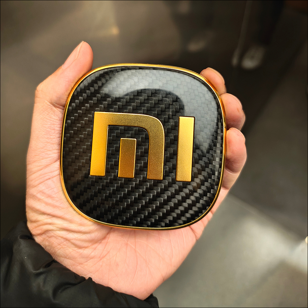 小米首批 Xiaomi SU7 Ultra 的「24K 金碳纖維車標」，交車不到半個月已被撬掉 - 電腦王阿達