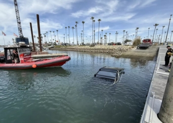 馬斯克曾稱 Cybertruck 能當船，現實卻是直接沉沒