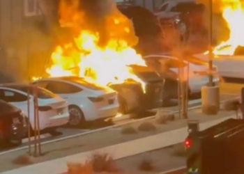 特斯拉惡意縱火狀況持續升級！拉斯維加斯服務中心至少五輛車燒毀，FBI 介入調查