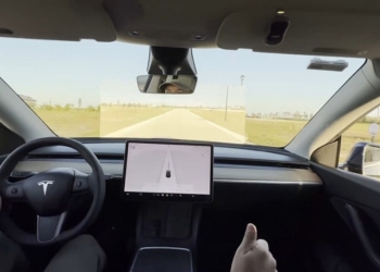 特斯拉純視覺 FSD 安全遭質疑，車主重現測試內容打臉造假