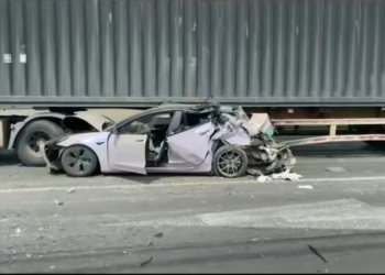 特斯拉 Model 3 安全性再驗證！高速公路遭追尾又撞進大卡車底下車輛乘客與駕駛均安全生還