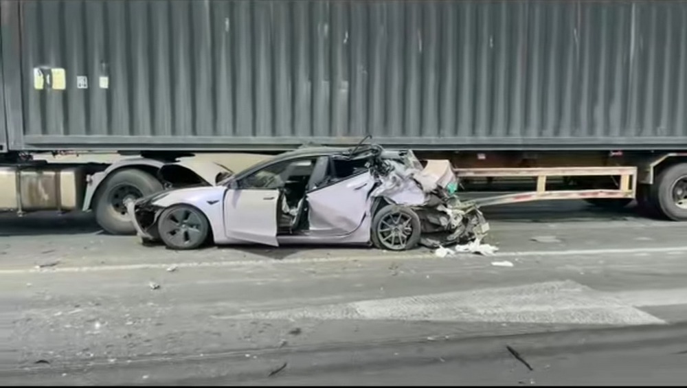 特斯拉 Model 3 安全性再驗證！高速公路遭追尾又撞進大卡車底下車輛乘客與駕駛均安全生還 - 電腦王阿達
