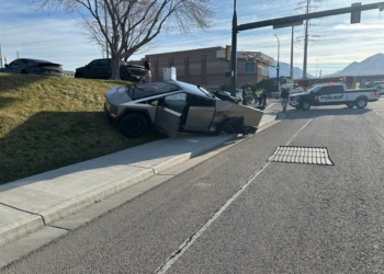 特斯拉 Cybertruck 遭酒醉駕駛高速攔腰撞上，車內乘客安全無恙