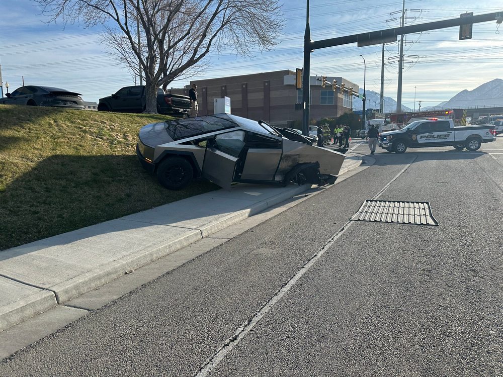 特斯拉 Cybertruck 遭酒醉駕駛高速攔腰撞上，車內乘客安全無恙 - 電腦王阿達