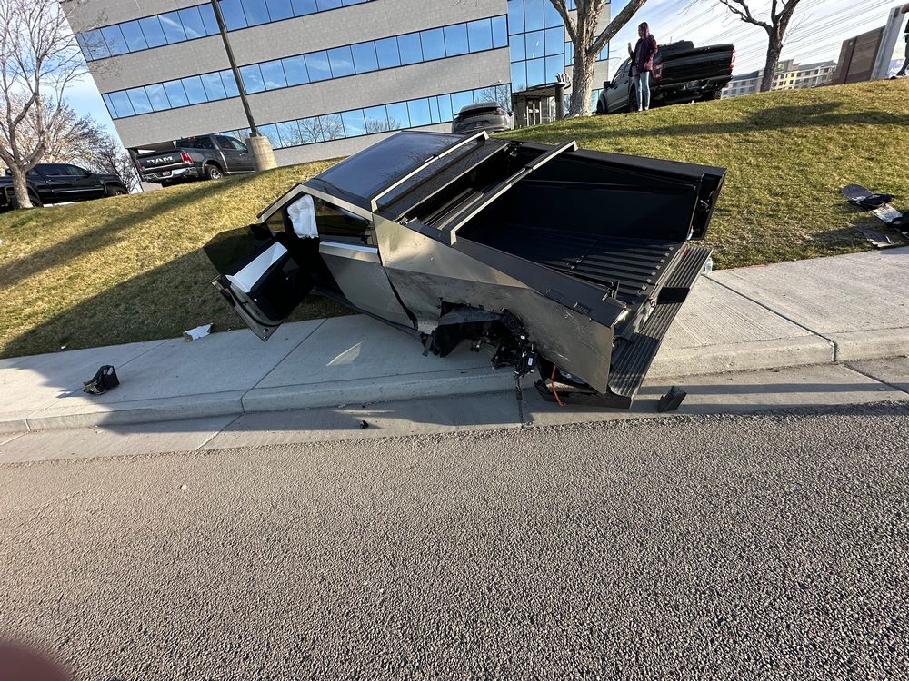 特斯拉 Cybertruck 遭酒醉駕駛高速攔腰撞上，車內乘客安全無恙 - 電腦王阿達