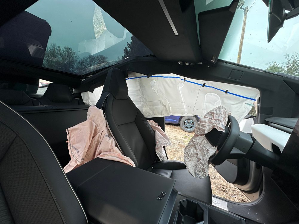 特斯拉 Cybertruck 遭酒醉駕駛高速攔腰撞上，車內乘客安全無恙 - 電腦王阿達