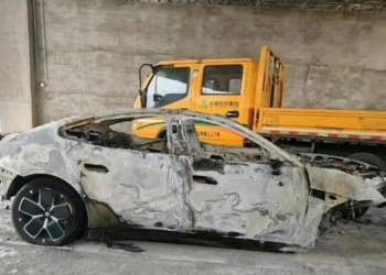 小米 SU7 發生嚴重車禍：家屬指控車門鎖死無法開啟導致車內乘客全數身亡