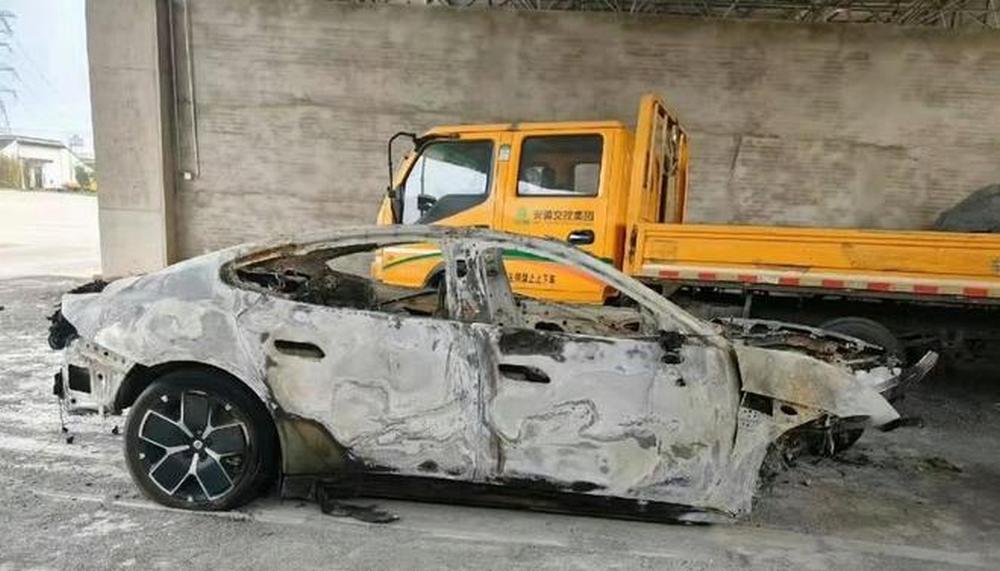 小米 SU7 發生嚴重車禍：家屬指控車門鎖死無法開啟導致車內乘客全數身亡 - 電腦王阿達