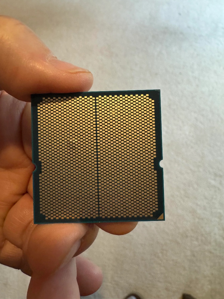 國外網友玩遊戲時 AMD Ryzen 9 9950X3D 突然燒毀，僅使用三週 - 電腦王阿達