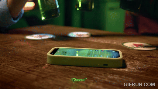 Heineken 推出 AI 手機殼 The Flipper！聽到 Cheers 自動翻面拒當聚餐低頭族 - 電腦王阿達