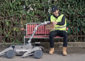 英國貨運公司使用 AI 機器狗來完成最後一哩路配送，提高物流效率