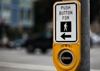 矽谷人行道按鈕被入侵，植入 AI 模仿祖克伯與馬斯克的聲音