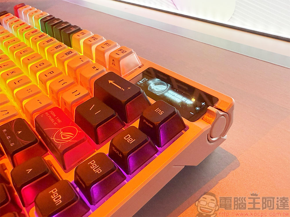 ROG 全新電競周邊銀白勁裝登場，電馭美學 Buff 疊滿（同場加映：TUF Gaming 初音未來聯名系列周邊） - 電腦王阿達