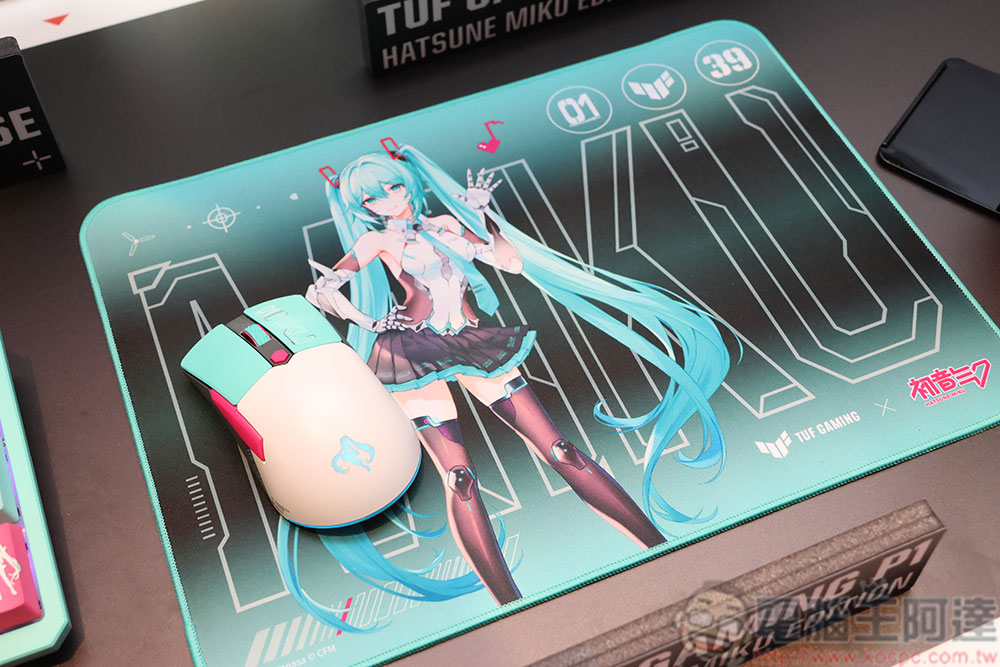 ROG 全新電競周邊銀白勁裝登場，電馭美學 Buff 疊滿（同場加映：TUF Gaming 初音未來聯名系列周邊） - 電腦王阿達