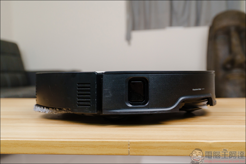 Roborock 石頭 Saros Z70 掃地機器人開箱動手玩：全球首款搭載仿生機械手臂的掃拖旗艦 - 電腦王阿達