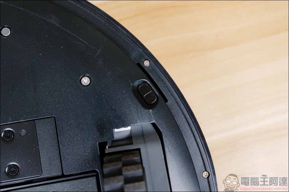 Roborock 石頭 Saros Z70 掃地機器人開箱動手玩：全球首款搭載仿生機械手臂的掃拖旗艦 - 電腦王阿達