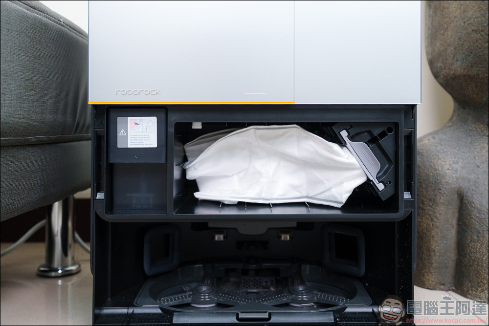 Roborock 石頭 Saros Z70 掃地機器人開箱動手玩：全球首款搭載仿生機械手臂的掃拖旗艦 - 電腦王阿達