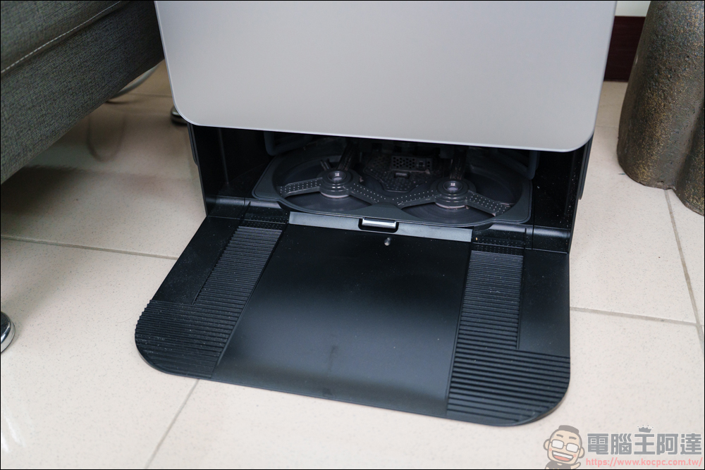 Roborock 石頭 Saros Z70 掃地機器人開箱動手玩：全球首款搭載仿生機械手臂的掃拖旗艦 - 電腦王阿達