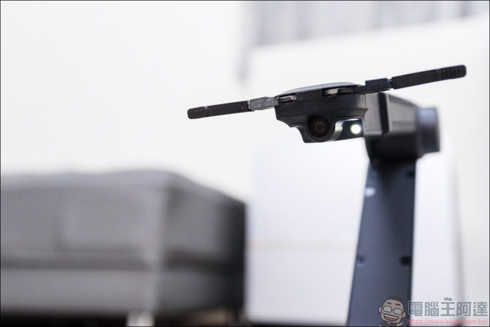 Roborock 石頭 Saros Z70 掃地機器人開箱動手玩：全球首款搭載仿生機械手臂的掃拖旗艦 - 電腦王阿達
