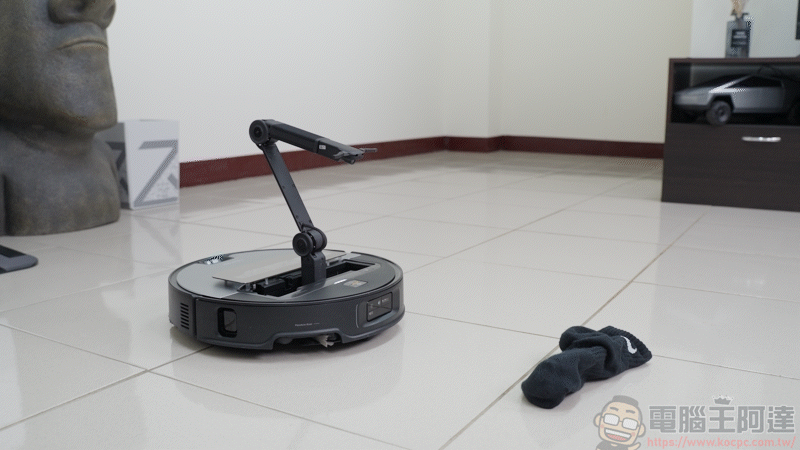 Roborock 石頭 Saros Z70 掃地機器人開箱動手玩：全球首款搭載仿生機械手臂的掃拖旗艦 - 電腦王阿達