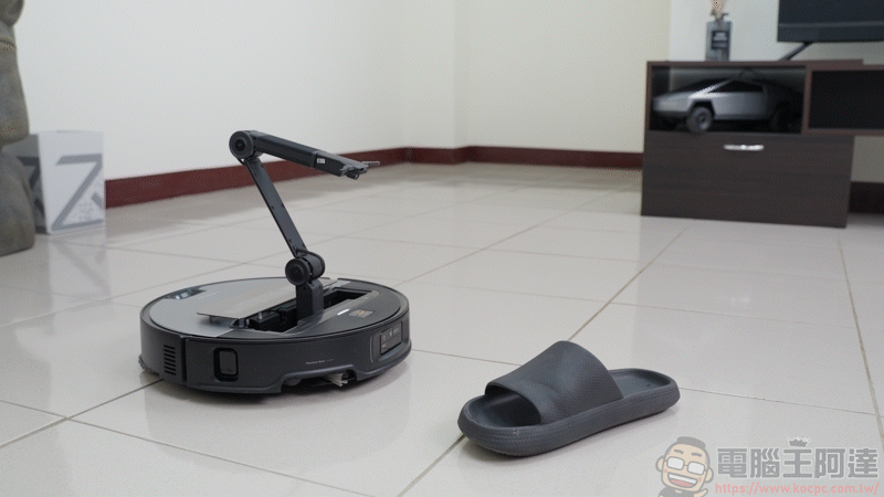 Roborock 石頭 Saros Z70 掃地機器人開箱動手玩：全球首款搭載仿生機械手臂的掃拖旗艦 - 電腦王阿達