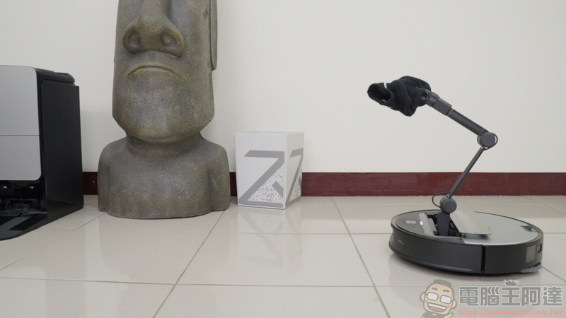 Roborock 石頭 Saros Z70 掃地機器人開箱動手玩：全球首款搭載仿生機械手臂的掃拖旗艦 - 電腦王阿達