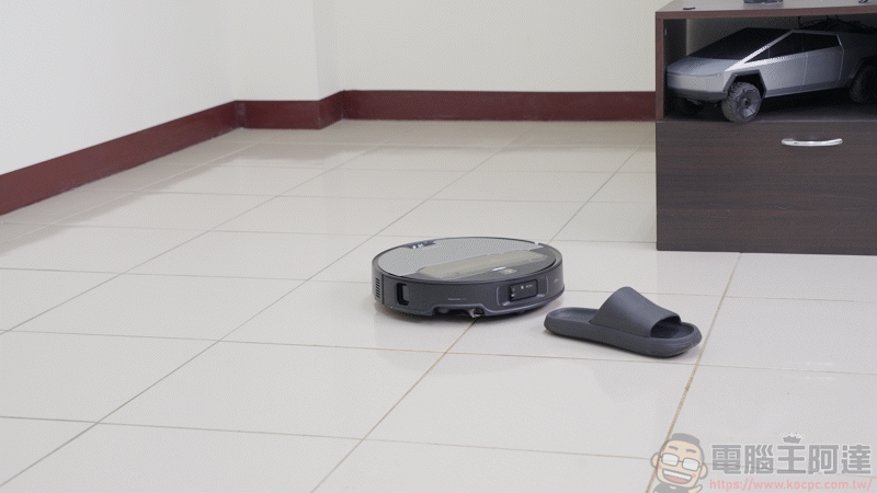 Roborock 石頭 Saros Z70 掃地機器人開箱動手玩：全球首款搭載仿生機械手臂的掃拖旗艦 - 電腦王阿達