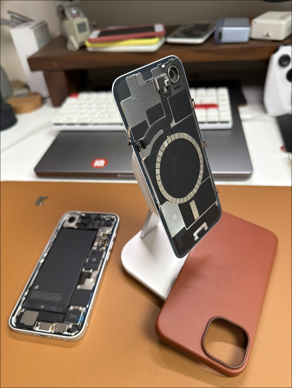 網友改裝 iPhone 16e 除擴充儲存容量，還順帶升級 MagSafe 磁吸功能 - 電腦王阿達