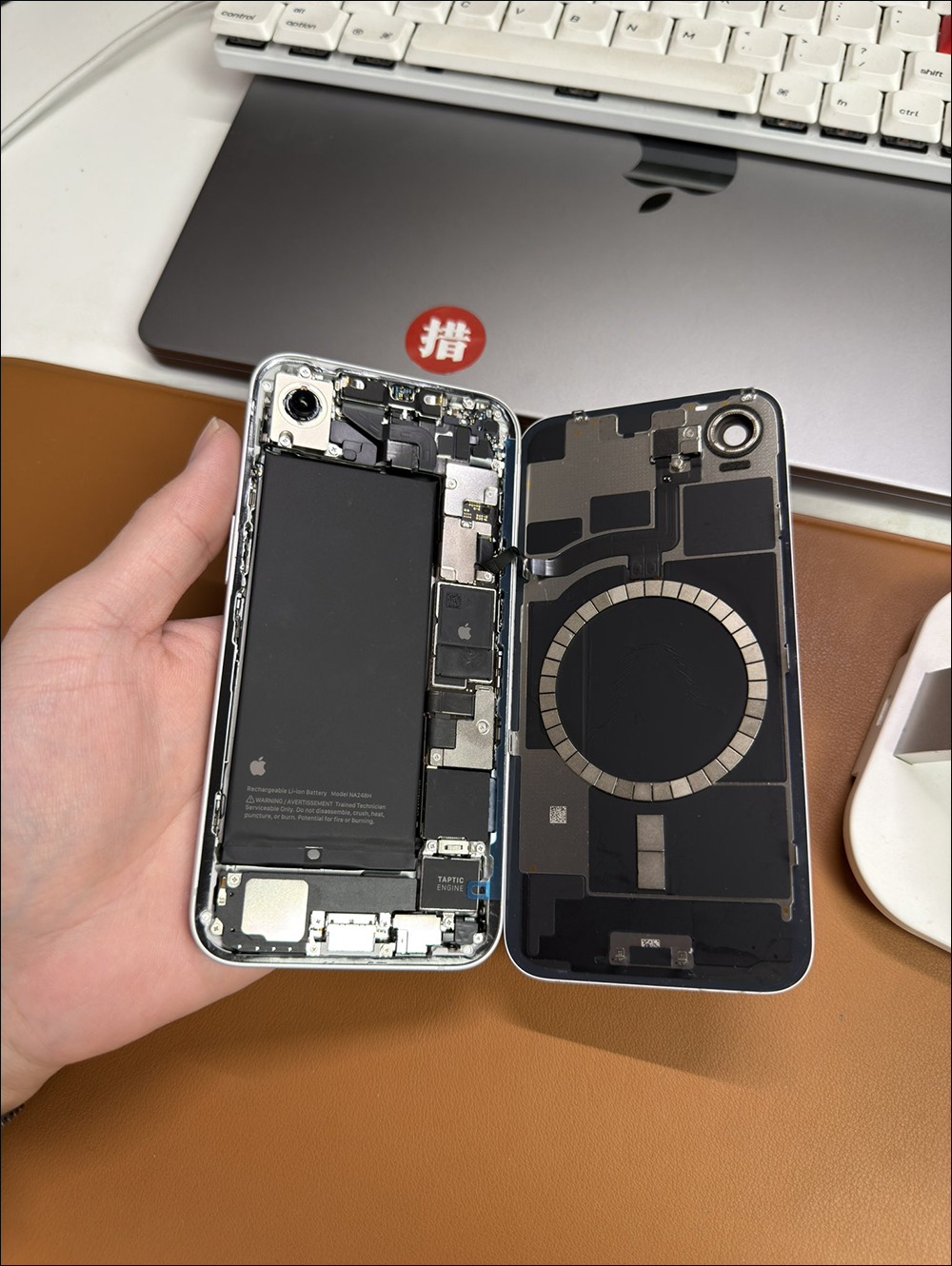 網友改裝 iPhone 16e 除擴充儲存容量，還順帶升級 MagSafe 磁吸功能 - 電腦王阿達