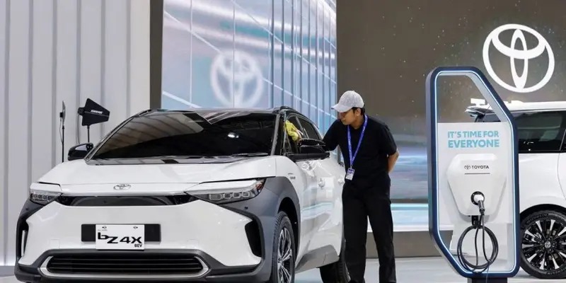 TOYOTA 將在2027年推出固態電池車款，續航超過1200公里、10分鐘充飽與30年壽命 - 電腦王阿達