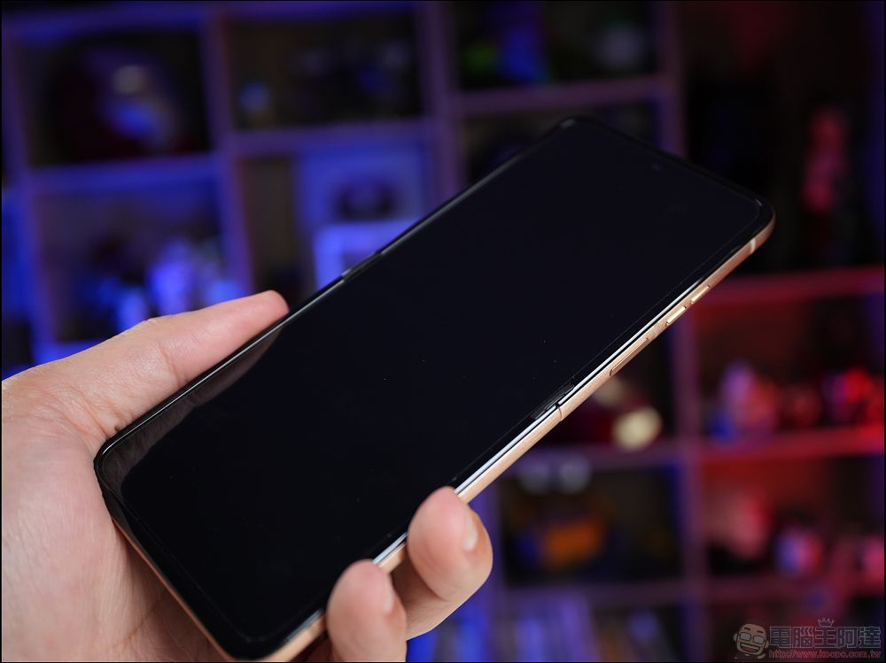 Motorola razr 60 ULTRA 開箱評測：潮流品味與AI科技的完美結合 - 電腦王阿達