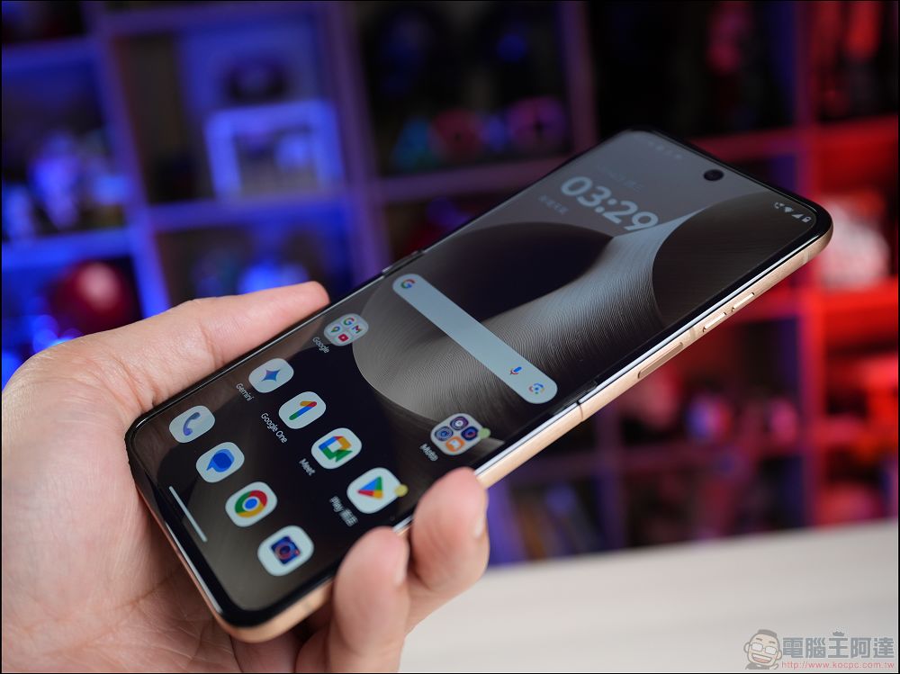 Motorola razr 60 ULTRA 開箱評測：潮流品味與AI科技的完美結合 - 電腦王阿達