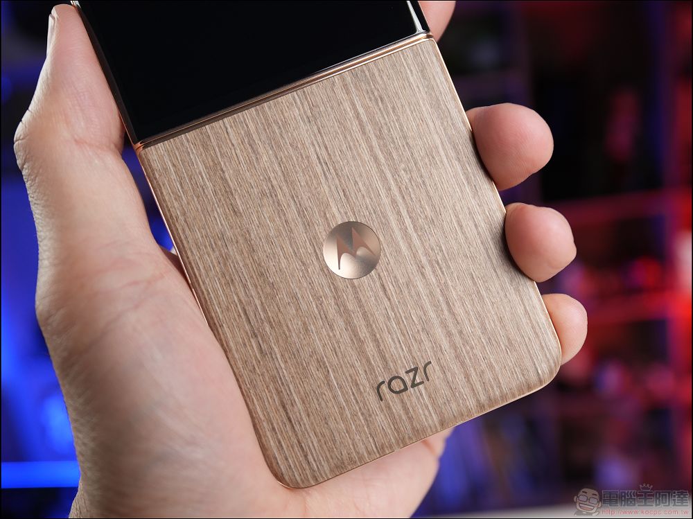 Motorola razr 60 ULTRA 開箱評測：潮流品味與AI科技的完美結合 - 電腦王阿達