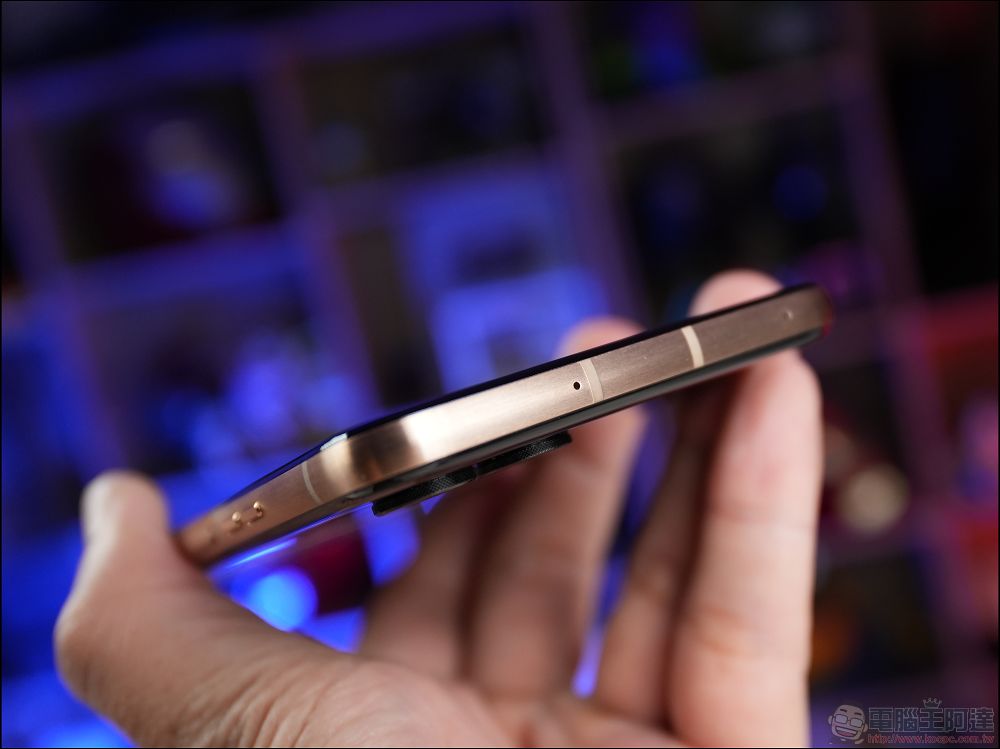 Motorola razr 60 ULTRA 開箱評測：潮流品味與AI科技的完美結合 - 電腦王阿達