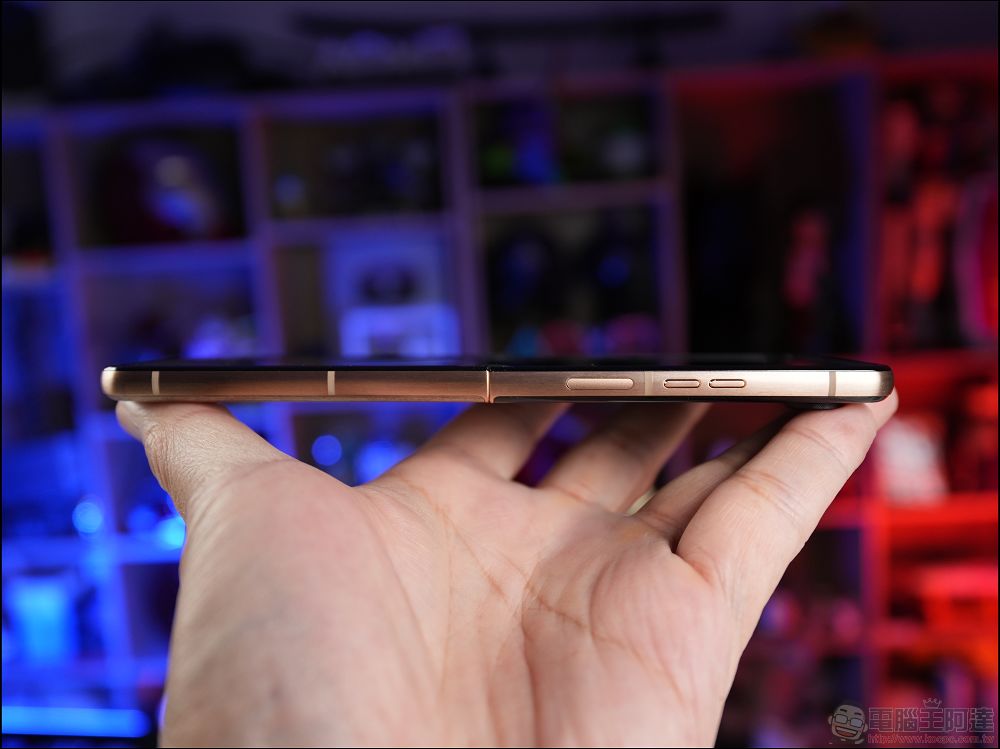 Motorola razr 60 ULTRA 開箱評測：潮流品味與AI科技的完美結合 - 電腦王阿達