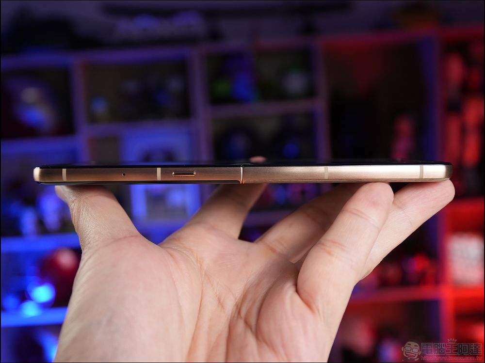 Motorola razr 60 ULTRA 開箱評測：潮流品味與AI科技的完美結合 - 電腦王阿達