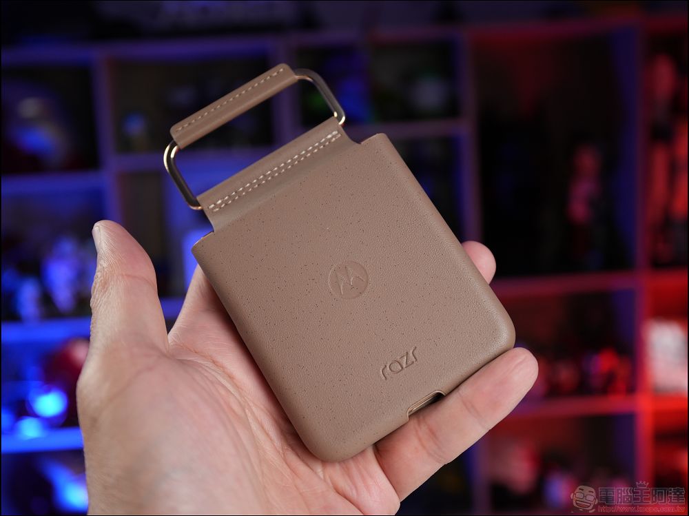 Motorola razr 60 ULTRA 開箱評測：潮流品味與AI科技的完美結合 - 電腦王阿達