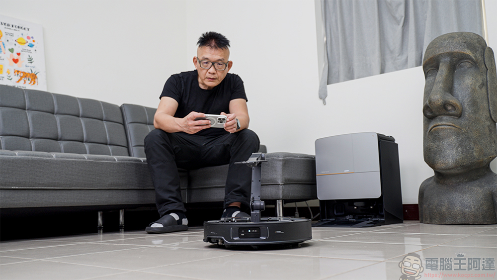 Roborock 石頭 Saros Z70 掃地機器人開箱動手玩：全球首款搭載仿生機械手臂的掃拖旗艦 - 電腦王阿達