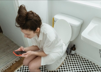 專家警告：上廁所時使用智慧型手機將大大增加患痔瘡的風險