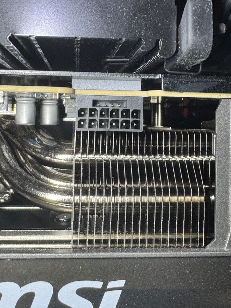 國外又傳出 RTX 5090 連接線熔化案例，接頭燒焦嚴重 - 電腦王阿達