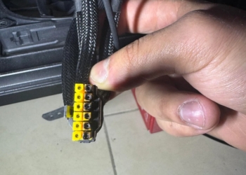 國外又傳出 RTX 5090 連接線熔化案例，接頭燒焦嚴重