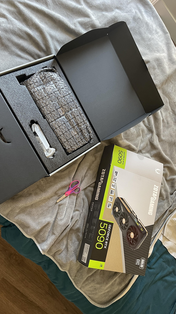 現在買顯卡都要錄影自保了！國外爆出超過 30 個全新未拆封 RTX 5090 裡面只有背包，沒有顯卡 - 電腦王阿達