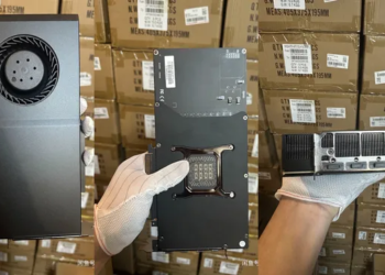 打臉 NVIDIA！最新照片顯示中國工廠正將大量 RTX 5090 改裝成鼓風式，準備上市賣