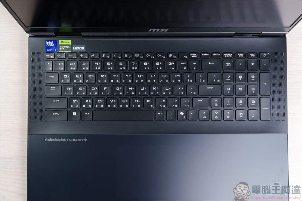 AI 應用、遊戲、剪輯地表最強RTX 5090筆電！MSI Titan 18 HX AI 旗艦電競筆電開箱 - 電腦王阿達