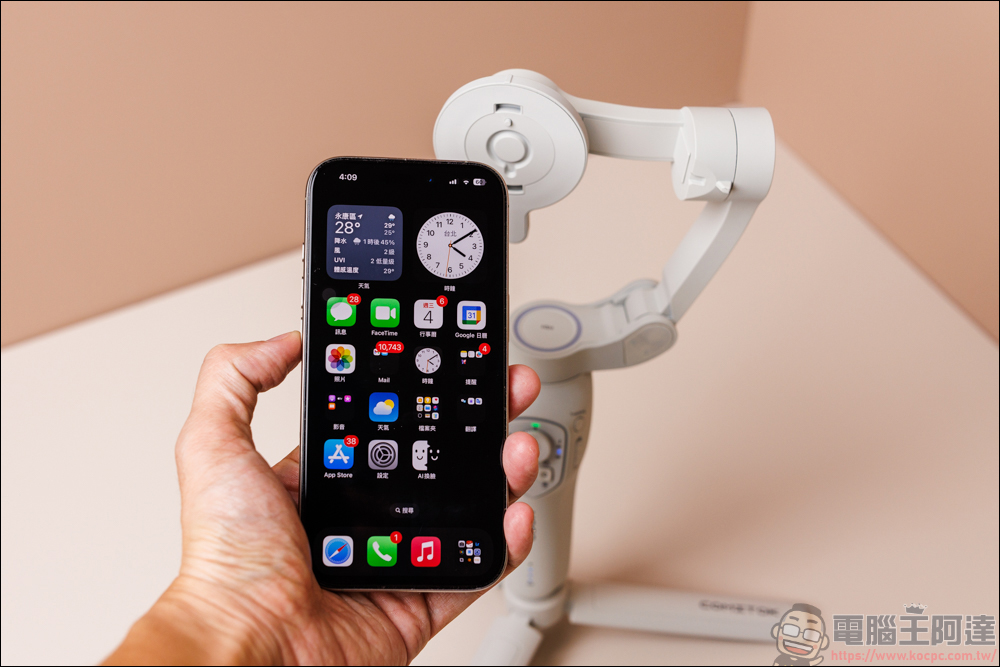 COMITOK MOGO 手機穩定器開箱動手玩｜與 Apple DockKit 連動，讓穩定器成為你的隨行攝影師！ - 電腦王阿達