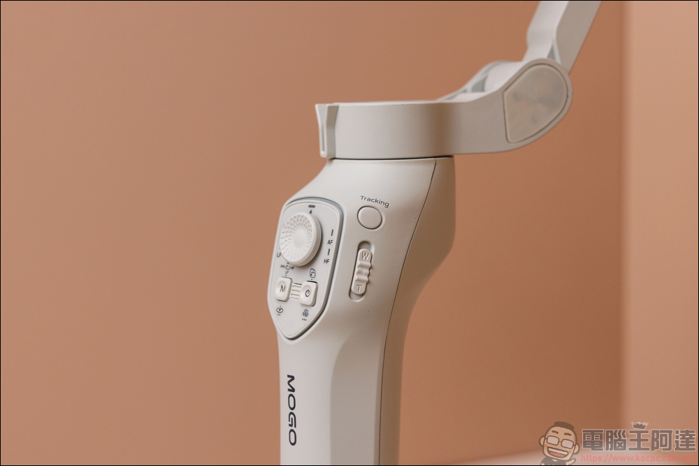 COMITOK MOGO 手機穩定器開箱動手玩｜與 Apple DockKit 連動，讓穩定器成為你的隨行攝影師！ - 電腦王阿達