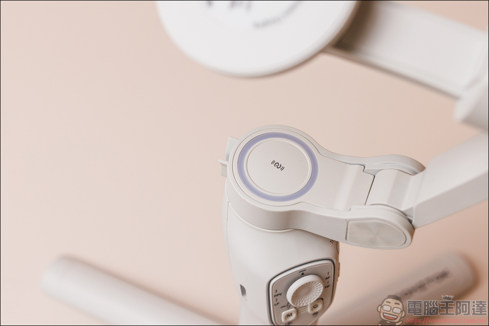 COMITOK MOGO 手機穩定器開箱動手玩｜與 Apple DockKit 連動，讓穩定器成為你的隨行攝影師！ - 電腦王阿達